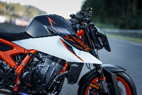 Bemutatták az új 2025 KTM 990 Duke R-t!