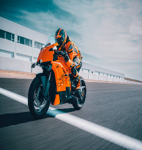 A KTM 990 RC R: Versenypályára és közútra tervezve, kompromisszumok nélkül