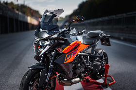 2025 KTM 1390 Super Duke GT: A Végső Sport-Túra Motor